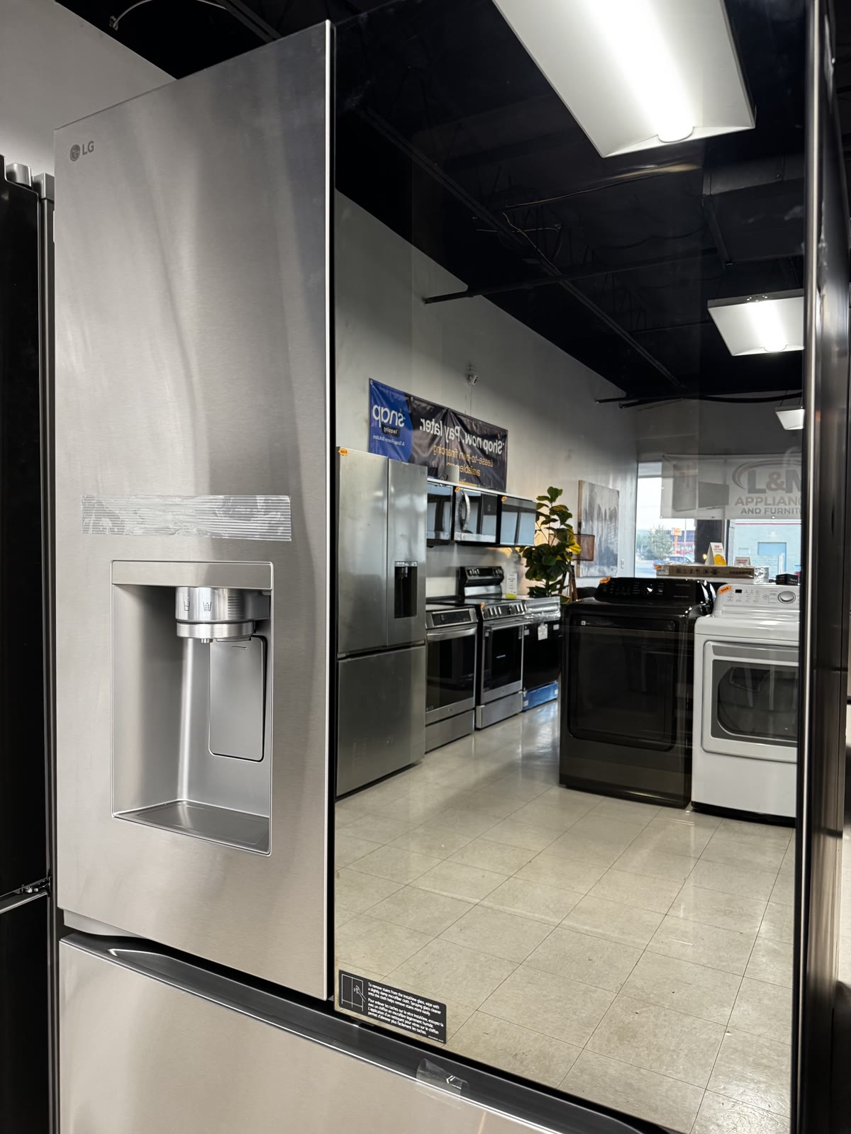 Refrigerador LG de acero inoxidable en el showroom de L&M Appliances Duncanville