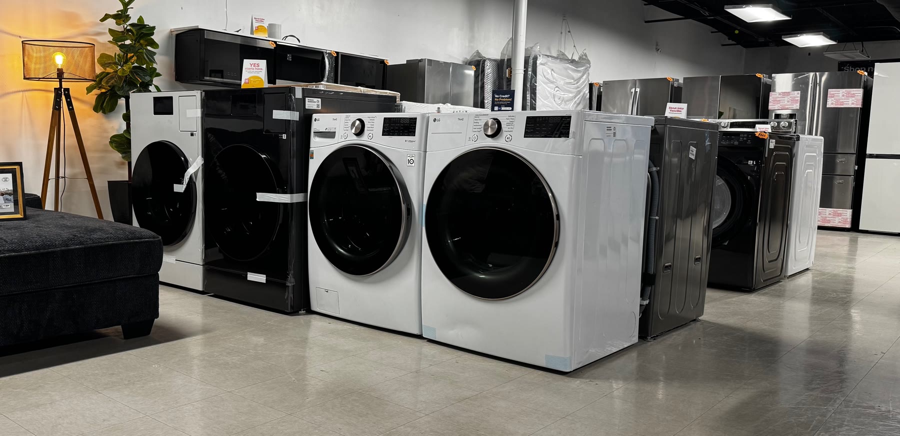 Lavadoras y secadoras nuevas en el showroom de L&M Appliances Duncanville